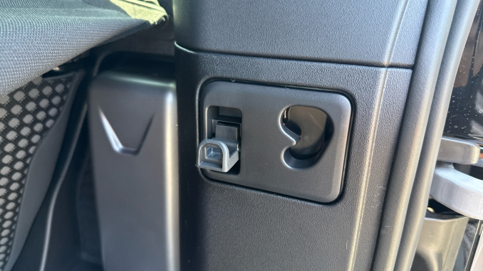 Land Rover Defender 3.0 D250 X-Dynamic SE 90 3dr Auto Diesel Estate - Image 24